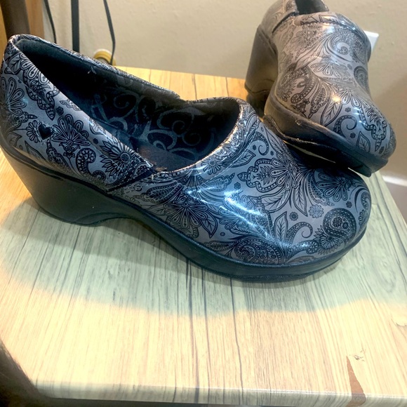 Nurse Mates BRYAR Pillow Top Clogs Black Dark Grey Paisley
Patent Size 10 Wide - Picture 15 of 16